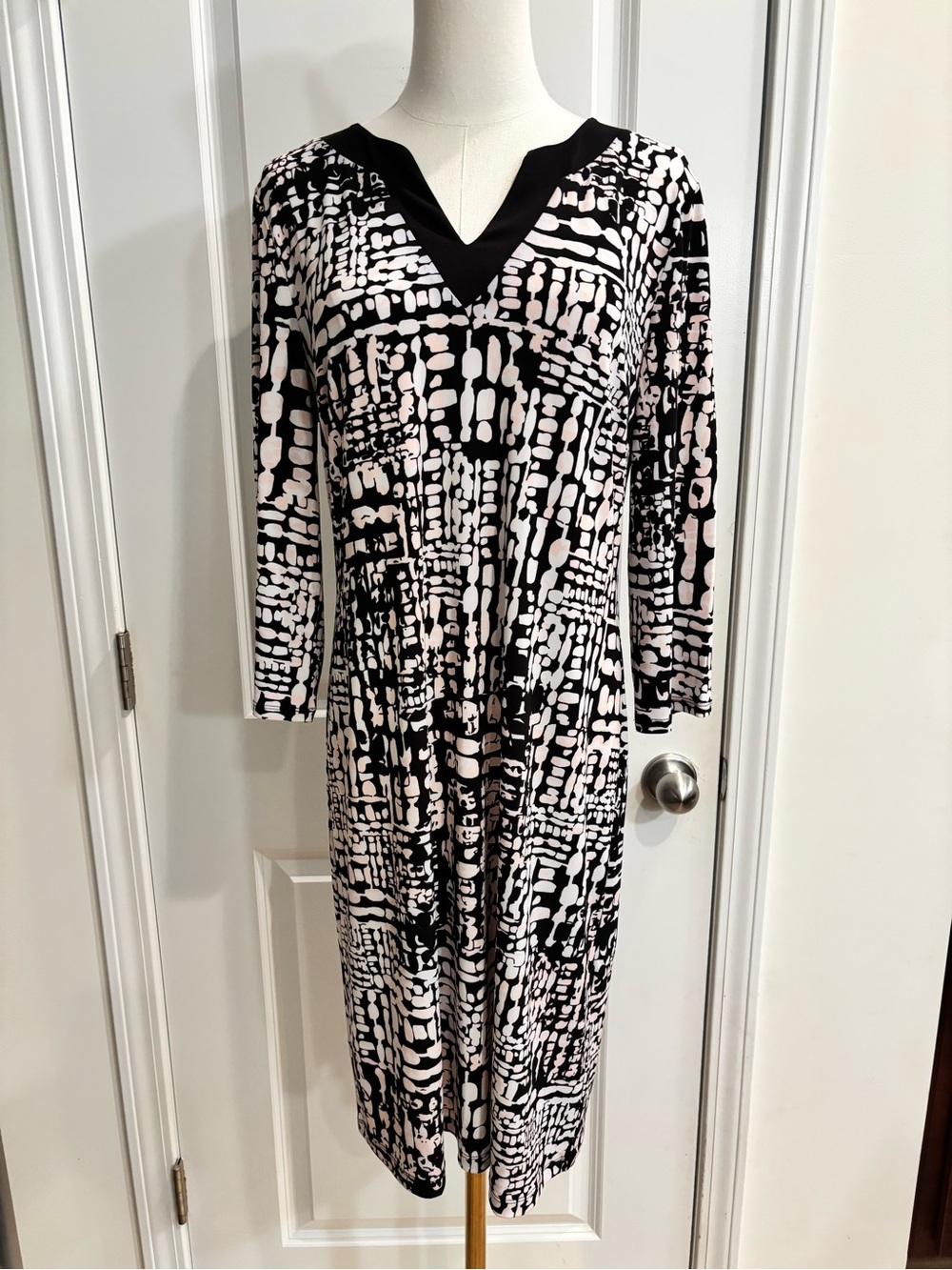 Chico's Women's Black/White Abstract Knit Shift Dress V-Neck 3/4 Sleeve M/1